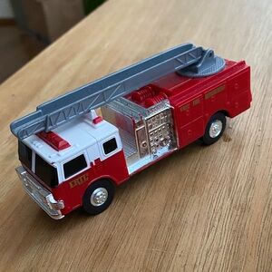 "Ertl Fire Dept" Ladder Fire Truck 5" Long Rotating & Raising Ladder